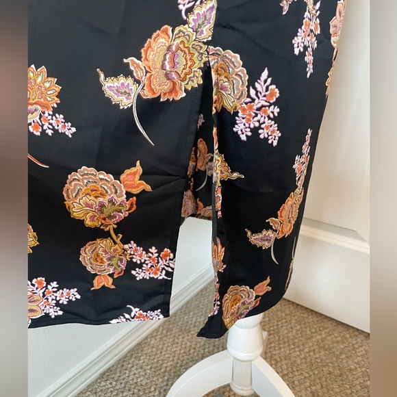 Gorgeous Who What Wear floral midi dress with pockets! - Picture 7 of 7